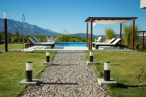 um quintal com uma piscina e um gazebo em Colinas de Nono em Nono