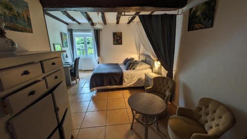 a bedroom with a bed and a table and chairs at Maison d'hôtes de charme ttakoinenborda in Sare