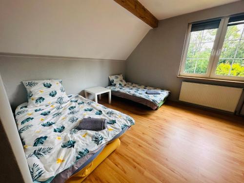 a bedroom with two beds and a window at Dom w Niechorzu dla 8 osób z dużym ogrodem - 5D Apartments in Niechorze