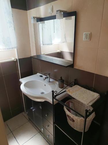 a bathroom with a sink and a mirror at Casa do Coreto in Crato