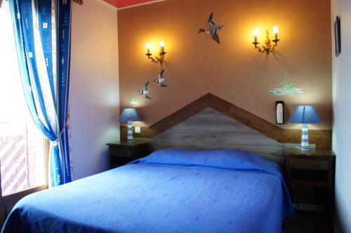 מיטה או מיטות בחדר ב-Aux Trois Jean