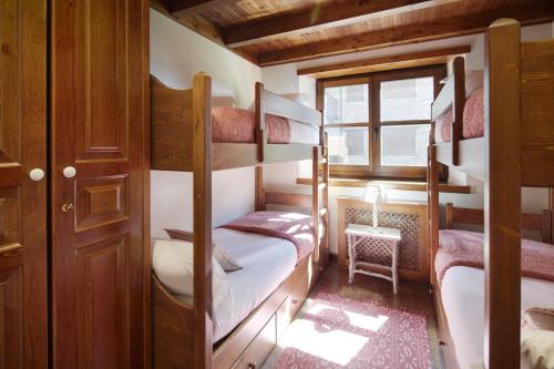 バケイラ・ベレットにあるVal de Ruda 46 by FeelFree Rentalsの二段ベッド2台と窓が備わる客室です。