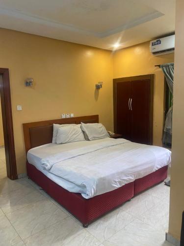a bedroom with a large bed in a room at Hymax Grace hotel in Bolorunpelu