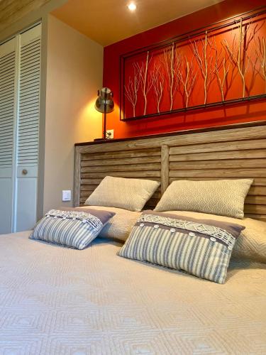 a bedroom with two pillows on a bed at La Dorépontaise CHAMBRE D'HOTES in Pondaurat