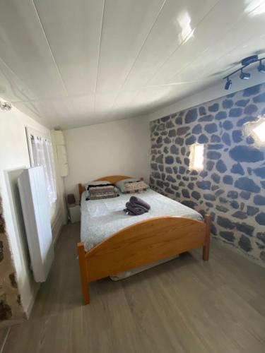 a small bedroom with a bed in a room at La maison D'Orée in Polignac