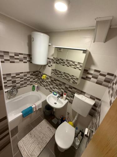 ein Badezimmer mit Toilette, Waschbecken und Badewanne in der Unterkunft Travnik apartment in Travnik