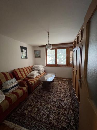 ein Wohnzimmer mit Sofa und Tisch in der Unterkunft Travnik apartment in Travnik