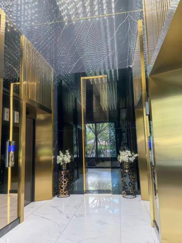 a lobby of a building with a glass wall at 千禧大厦 in Pattaya South