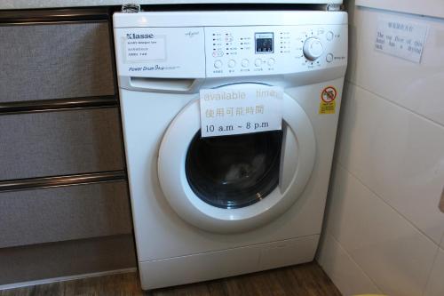 a washer and dryer in a small room at Dongdaemun Hwashin Hostel in Seoul