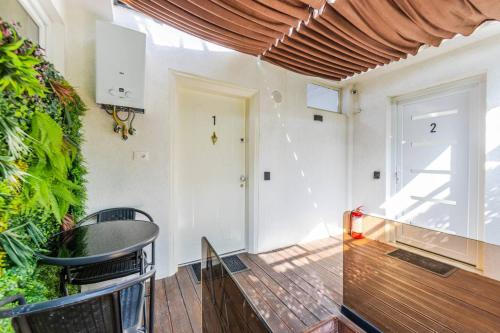 an empty room with a table and a door at Green Luxe Suite 1 by PikHost in Shkodër
