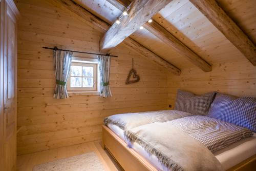 Кровать или кровати в номере Chalet Ursteinhütte