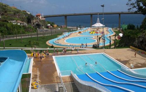 O vedere a piscinei de la sau din apropiere de Residencial Santo António