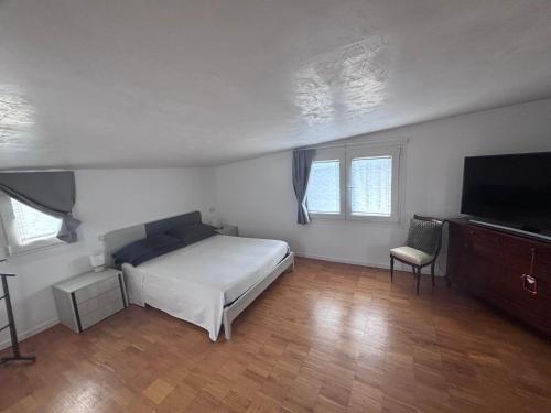 a bedroom with a bed and a flat screen tv at Nuovo Progetto A&E in Vicenza