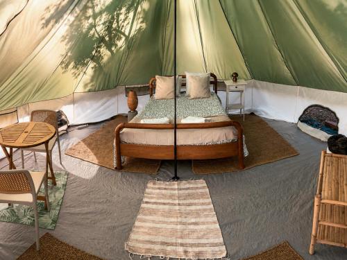 a bedroom with a bed in a tent at Montijo Garden - Glamping 25min de Lisboa in Montijo