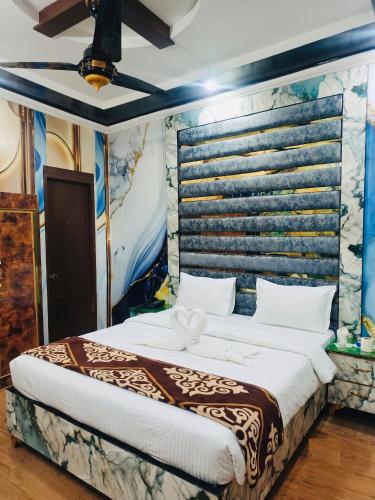 a bedroom with a bed in a room at Crown Valley Guest House in Lahore