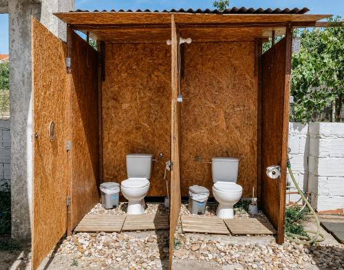 a couple of toilets in a wooden structure at Montijo Garden - Glamping 25min de Lisboa in Montijo