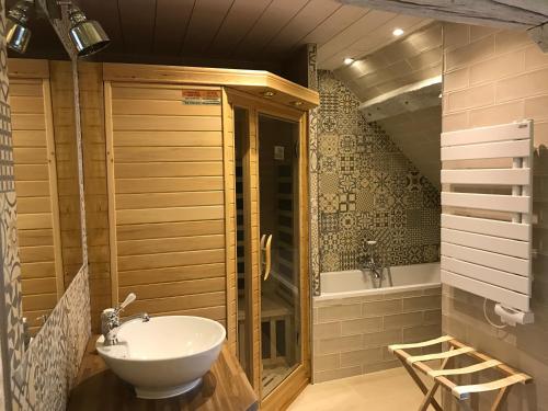 een badkamer met een wastafel en een douche bij L'envie d'ailleurs in Honfleur