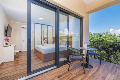 a bedroom with a bed and a balcony at Villa LeSt in Gabonjin