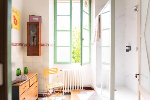 a room with a desk and a chair and a window at Chez ma poule in Moissac
