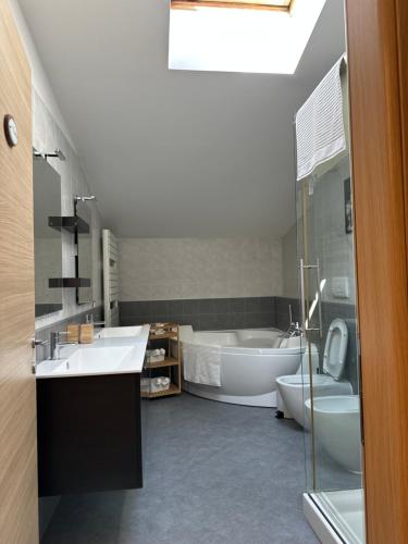 a bathroom with two sinks and a tub and a toilet at Venice Airport House in Venice