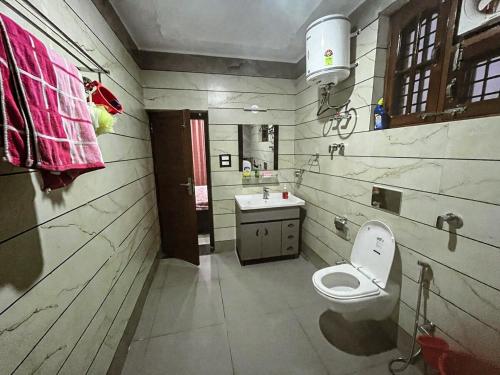 a bathroom with a toilet and a sink at Dhauladhar Vista in Pālampur