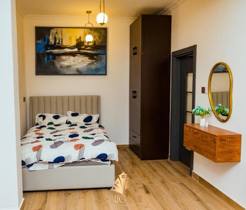 a bedroom with a bed and a mirror at ORIGAMI APARTMENTs in Boi