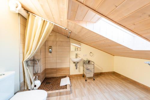 a bathroom with a toilet and a sink at Šv Hubertas in Karklė