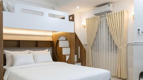 a bedroom with two bunk beds in a room at Mai Song Linh in Phan Rang–Tháp Chàm