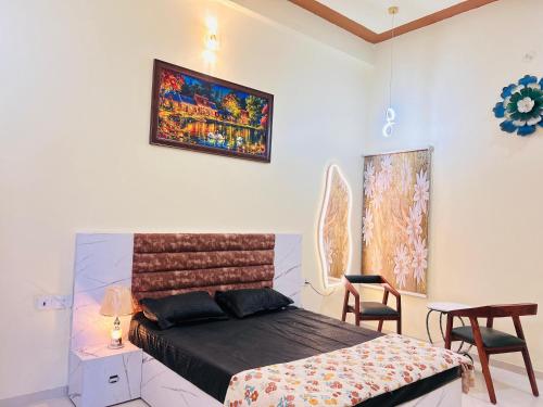a bedroom with a bed and a painting on the wall at Hotel gl palace & restaurant chomu in Jaipur