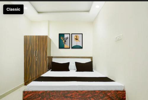 a bedroom with a large bed in a room at Tansen Guest House in Gwalior