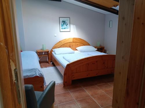 a bedroom with two beds in a room at Ferien am Schloss - Wohnung 3 "die Katze", Ferienwohnung am Badesee in Behren-Lübchin