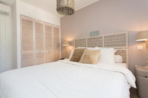 une chambre blanche avec un grand lit blanc dans l'établissement Maria Sea Cannes, à Cannes