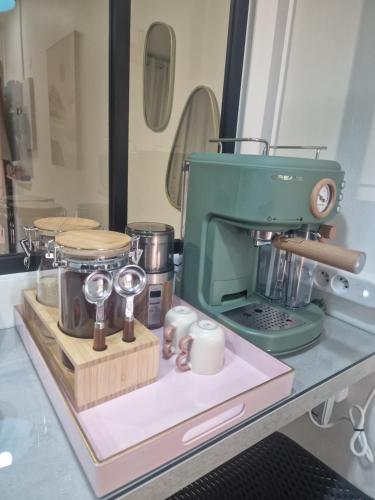 eine Theke mit einer Nähmaschine auf einem Tisch in der Unterkunft Studio Selva in Cayenne