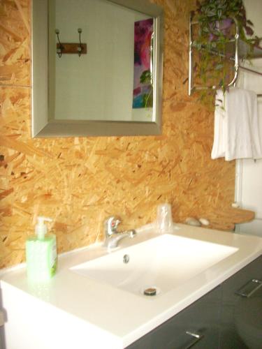 une salle de bain avec un lavabo blanc et un miroir dans l'établissement Hotel du Château, à Nantes