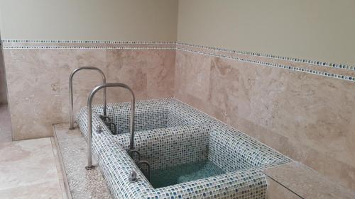 Uma casa de banho em Private Kaliva 605, Club Mykonos Resort