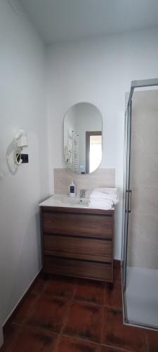 a bathroom with a sink and a mirror at Casa Milor in Cabrafigal