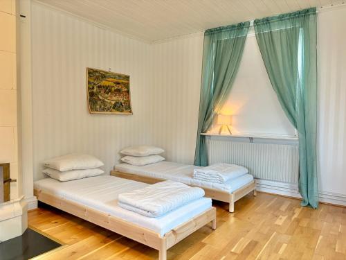 two twin beds in a room with a window at Boende i Sandarne in Sandarne