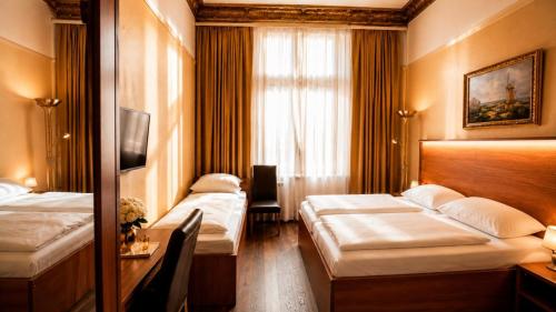 a hotel room with two beds and a window at Hotel AI Königshof in Berlin