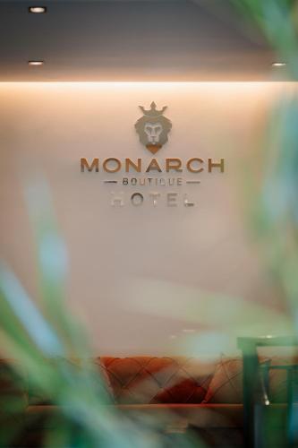 ein Schild an der Wand eines Restaurants in der Unterkunft Monarch Boutique Hotel in Prizren