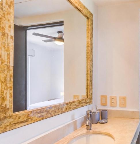 a bathroom with a sink and a mirror at Nitta 301 Escápate a Nuevo Vallarta in Nuevo Nayarit