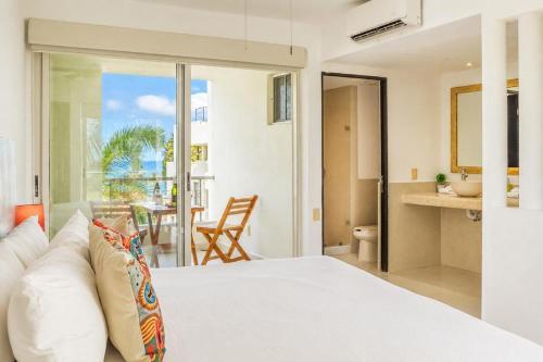 a bedroom with a bed and a view of the ocean at Nitta 301 Escápate a Nuevo Vallarta in Nuevo Nayarit