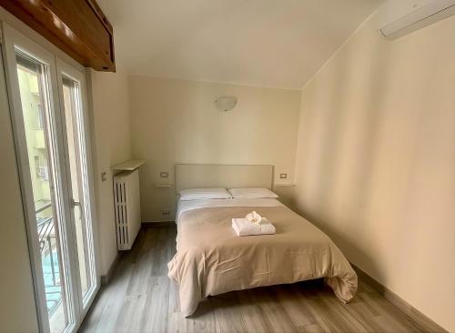 a bedroom with a bed and a large window at Moderno Bilocale Bresso in Bresso