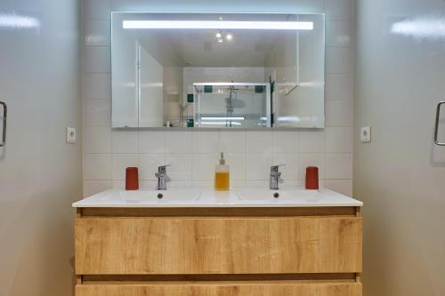 a bathroom with a sink and a mirror at Maison d'hôtes de charme Le Clos de la Cathédrale en Sud Gironde in Bazas