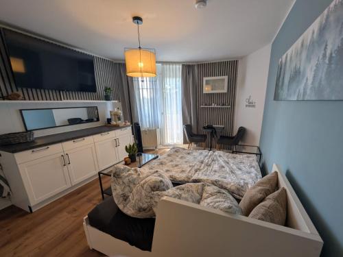 a bedroom with a bed and a living room at ParkNest - Apartment am Kurpark in Bad Klosterlausnitz