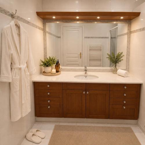 Elegant 2 Bedroom Apartment Arc de Triomphe