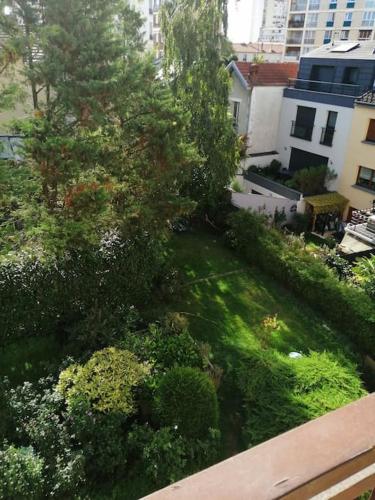 an aerial view of a yard with trees and bushes at Appartement,clair au calme avec balcon in Fontenay-sous-Bois