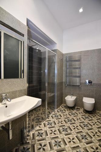 a bathroom with a sink and a tub and a toilet at Le Dimax in Sant'Agnello
