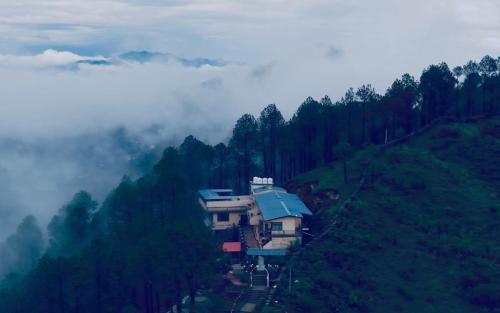 a house on a hill in the middle of a forest at ilika Resort - A Boutique Stay 30 km from Devprayag in Pauri