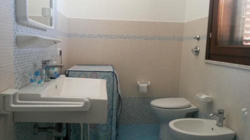 un piccolo bagno con lavandino e servizi igienici di Casa Vacanze Lido Burrone a Favignana