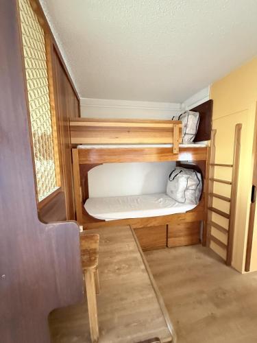 a small room with a bunk bed in it at Stud 4 Pers Roche Béranger piscine in Chamrousse